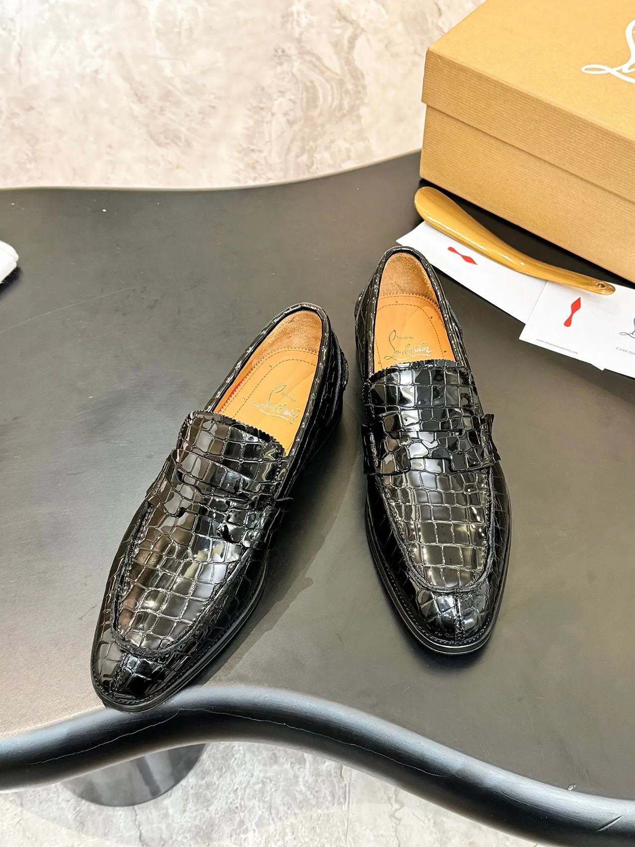 Batch 1080 yuan 💰CL～High-end men’s 👔casual loafers with red soles! ••🆑Genuine and top-quality goods from original orders ••✅💯 Purchase goods from top-quality original orders! Original imported patterned cowhide➕Imported cowhide lining➕Cowhide feet➕Original leather outsole~Size: 39-44 (38, 45.46.47 can be customized)
